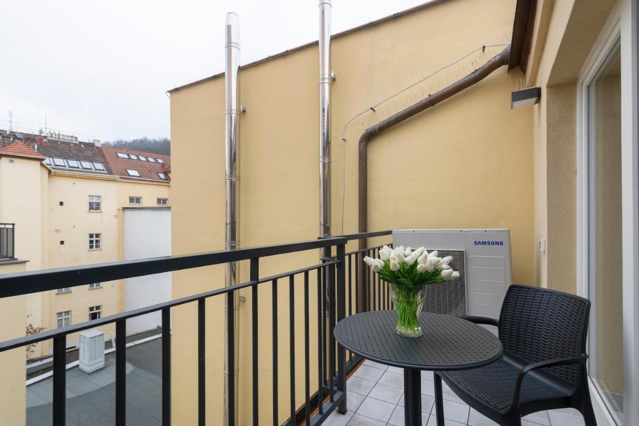 Kinsky Garden Apartments And Suites By Dwellfort Praha Bagian luar foto