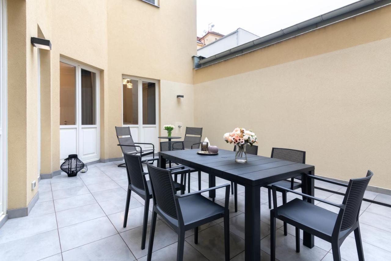 Kinsky Garden Apartments And Suites By Dwellfort Praha Bagian luar foto