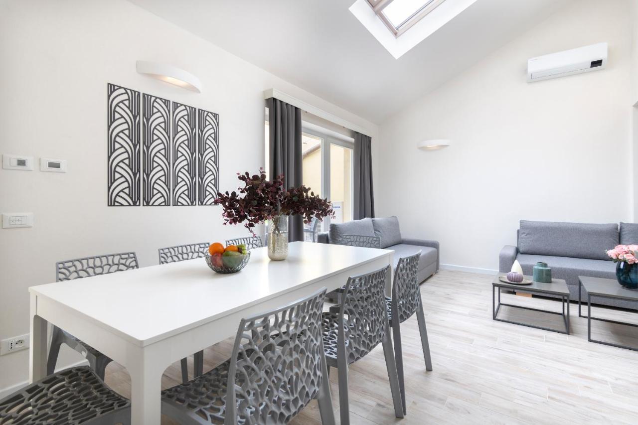 Kinsky Garden Apartments And Suites By Dwellfort Praha Bagian luar foto