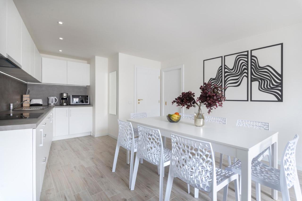 Kinsky Garden Apartments And Suites By Dwellfort Praha Bagian luar foto