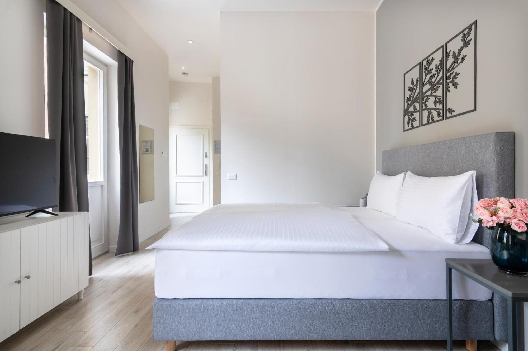 Kinsky Garden Apartments And Suites By Dwellfort Praha Bagian luar foto