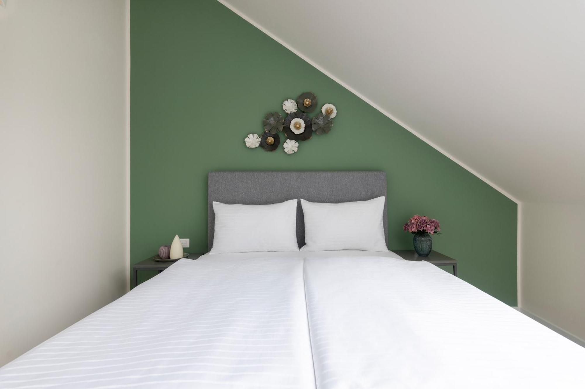 Kinsky Garden Apartments And Suites By Dwellfort Praha Bagian luar foto