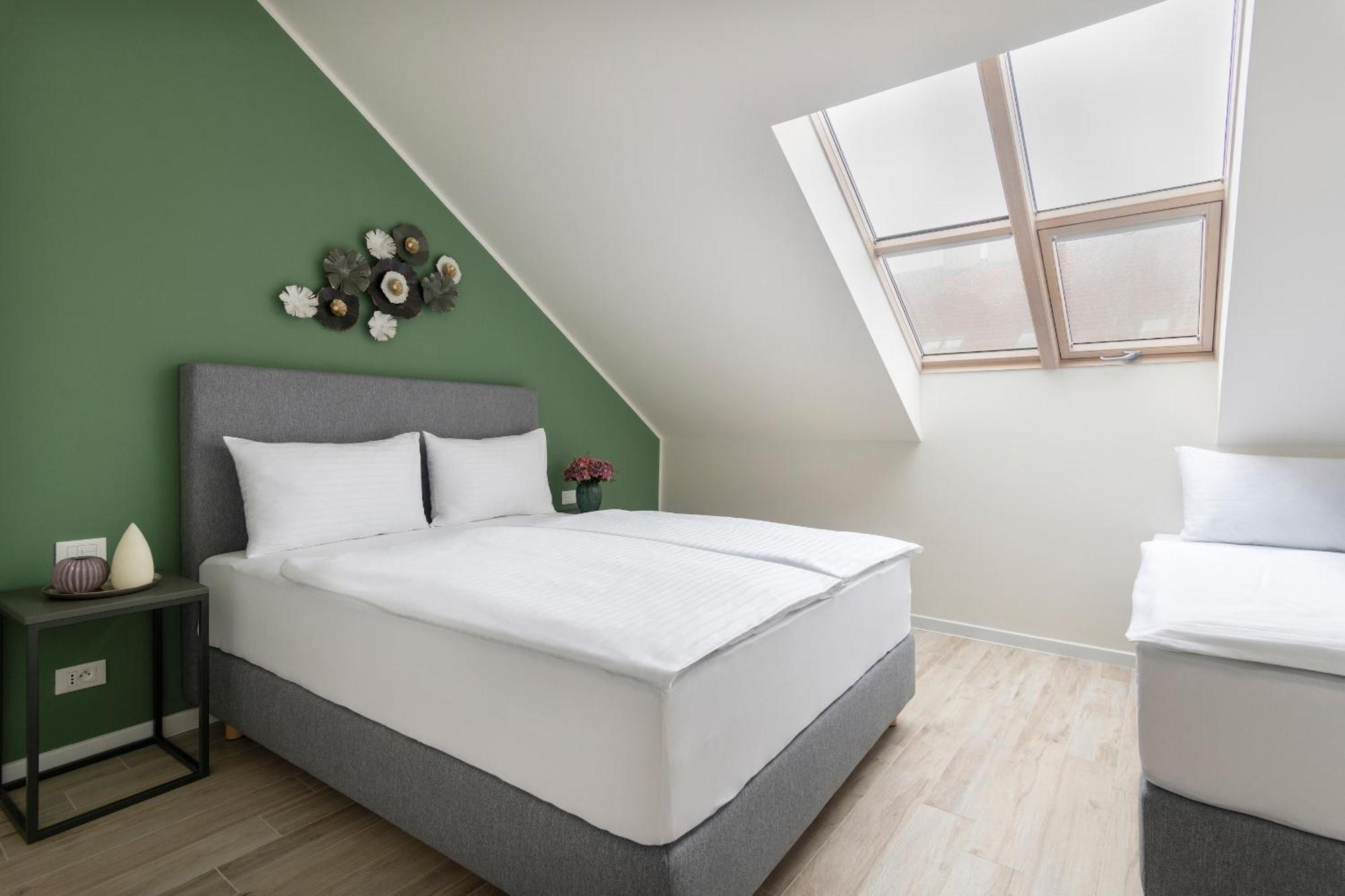 Kinsky Garden Apartments And Suites Praha Bagian luar foto