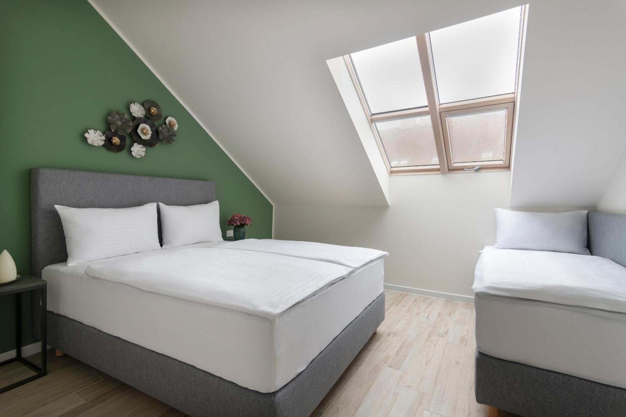 Kinsky Garden Apartments And Suites Praha Bagian luar foto