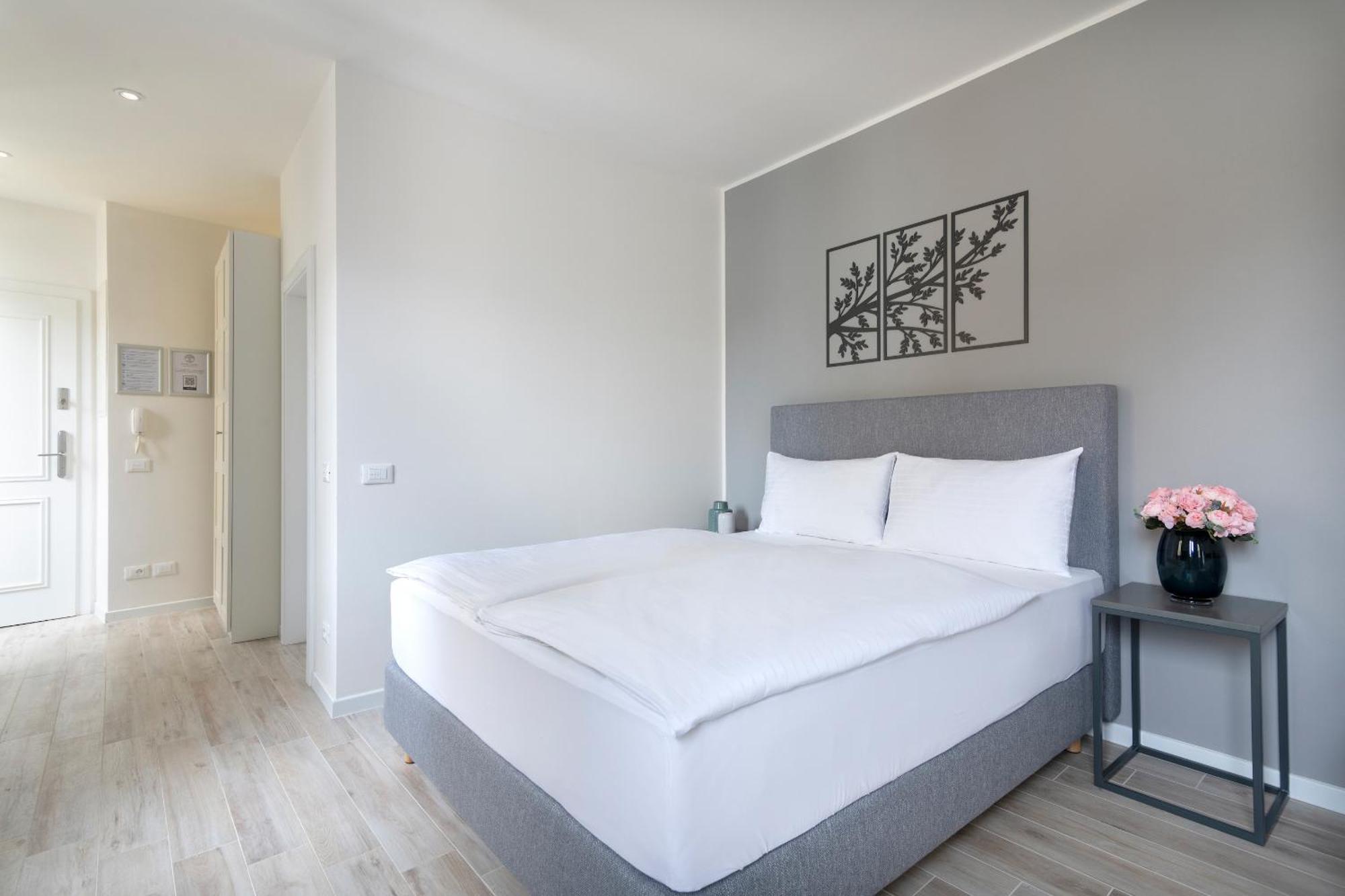 Kinsky Garden Apartments And Suites By Dwellfort Praha Bagian luar foto