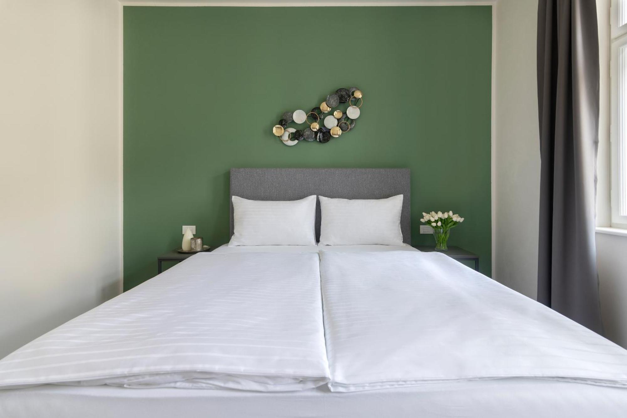 Kinsky Garden Apartments And Suites By Dwellfort Praha Bagian luar foto