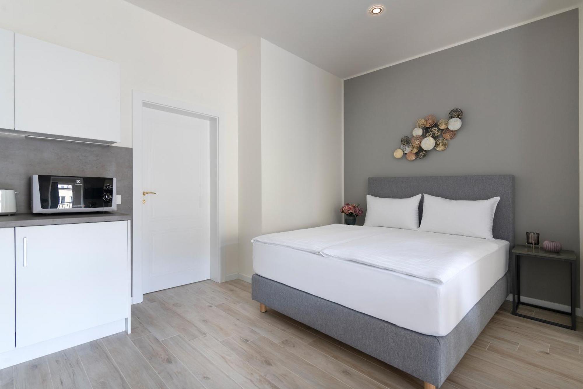 Kinsky Garden Apartments And Suites By Dwellfort Praha Bagian luar foto