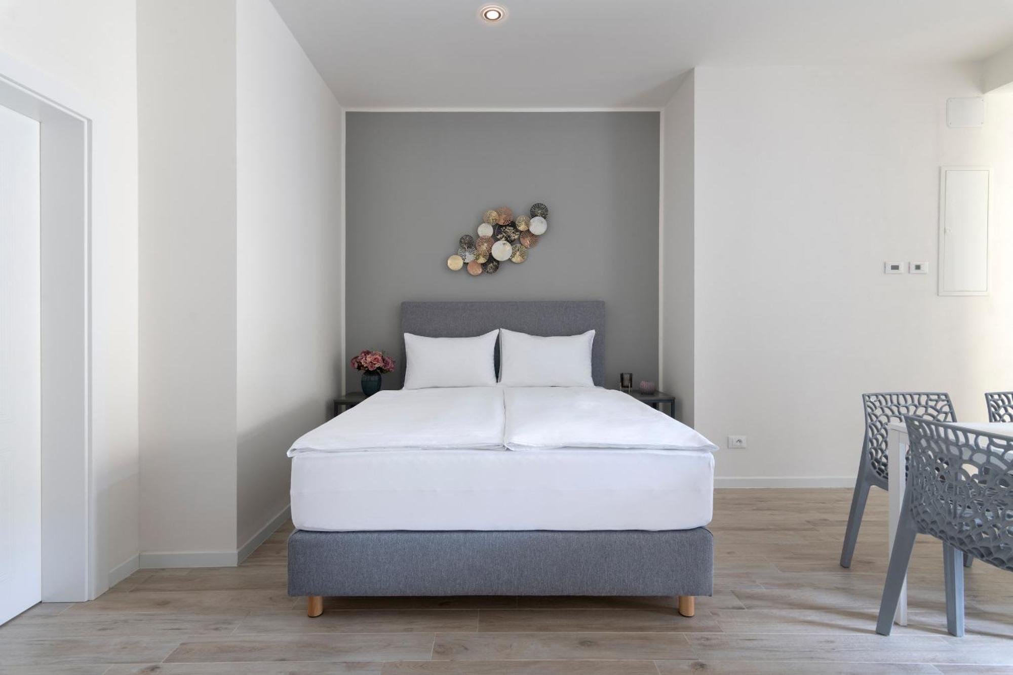 Kinsky Garden Apartments And Suites By Dwellfort Praha Bagian luar foto