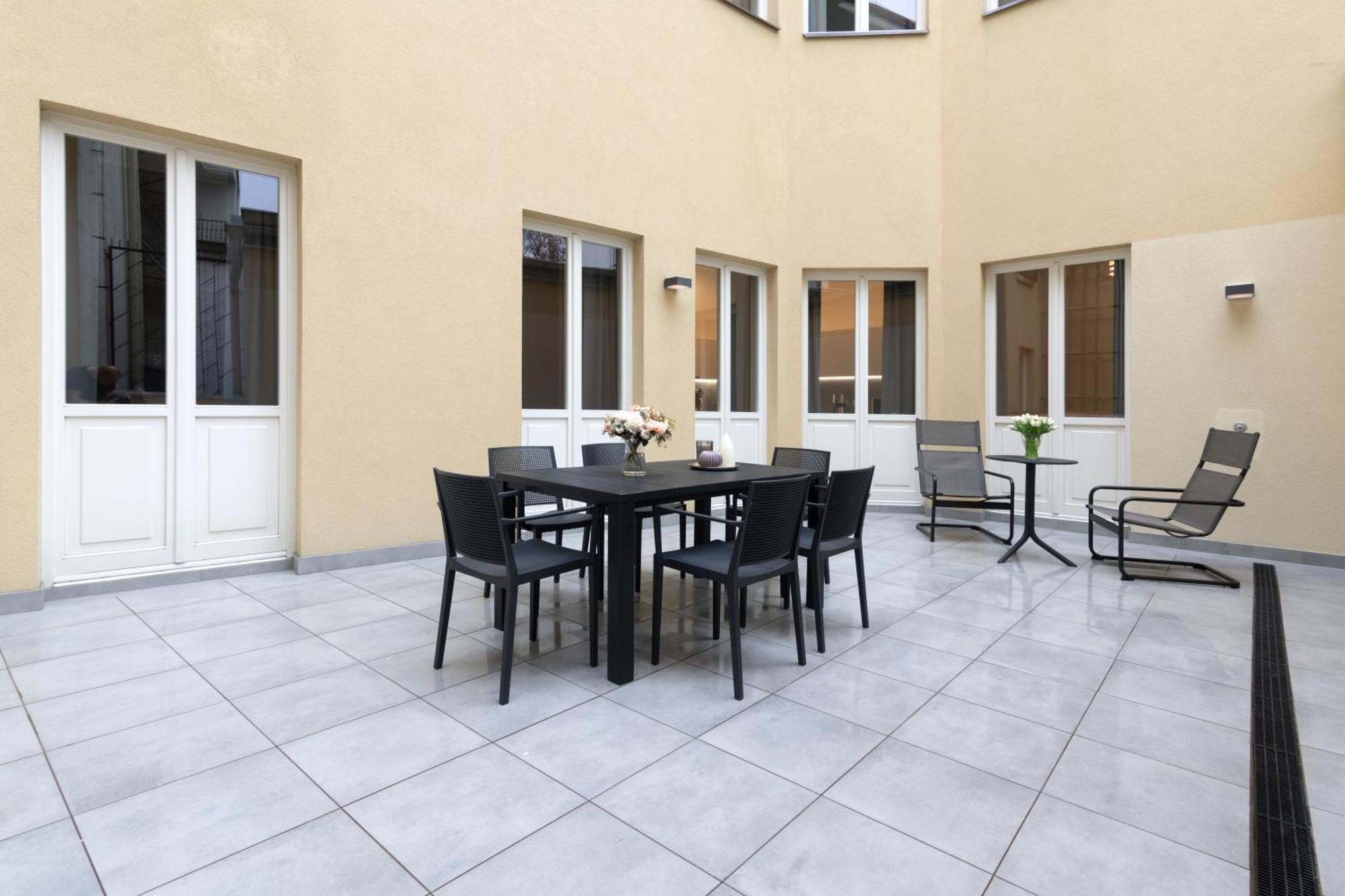 Kinsky Garden Apartments And Suites By Dwellfort Praha Bagian luar foto